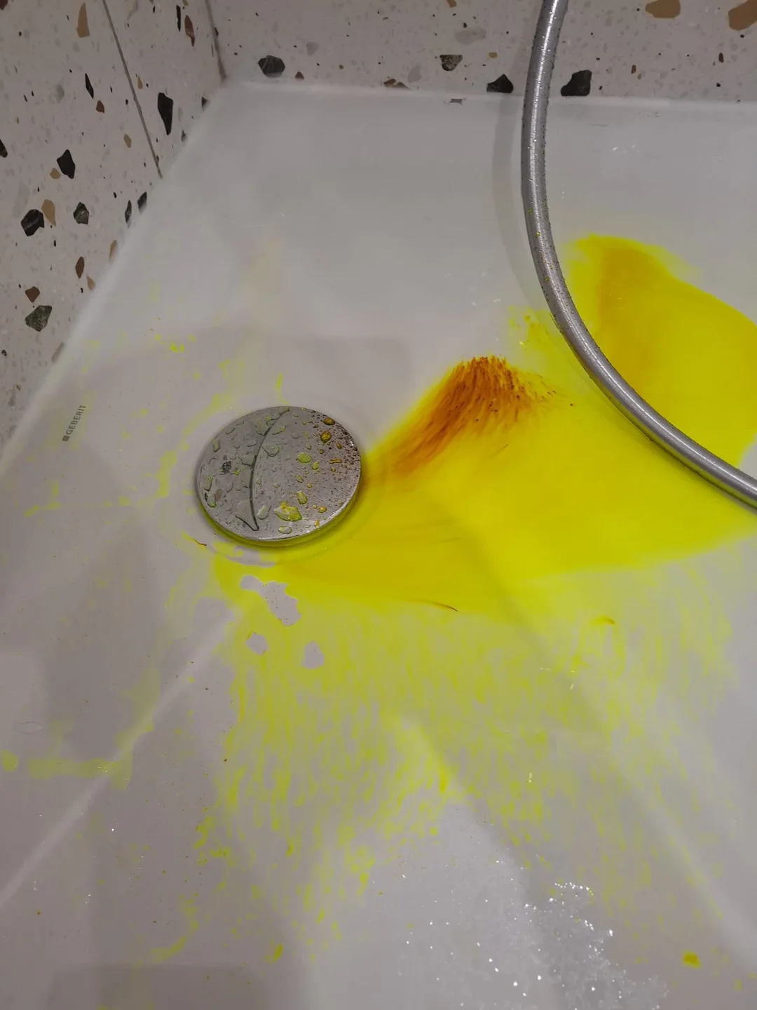 Colorant de traçage dans un receveur de douche
