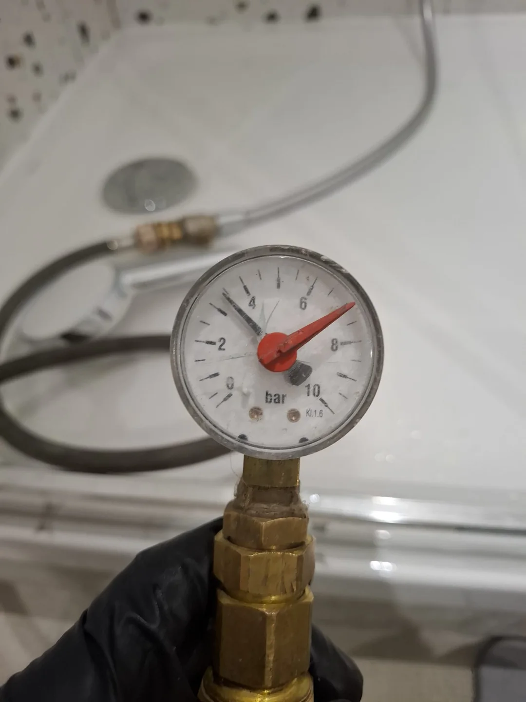 Manomètre raccordé à une installation pendant un contrôle