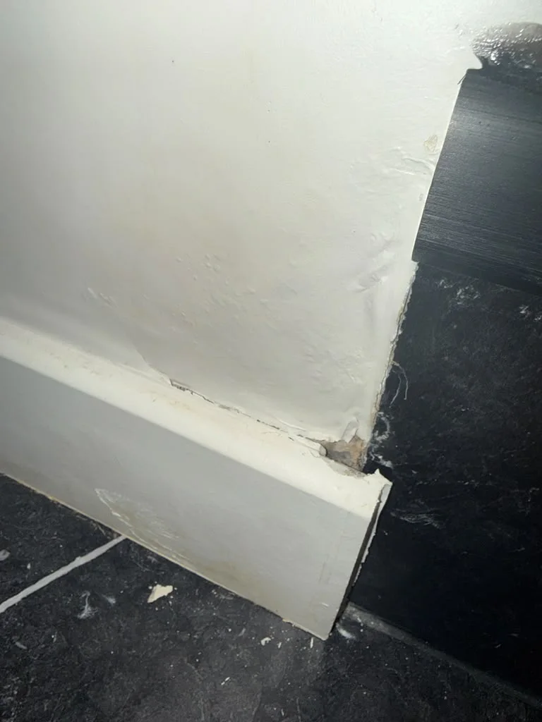 Peinture dégradée et traces d’humidité sur un mur