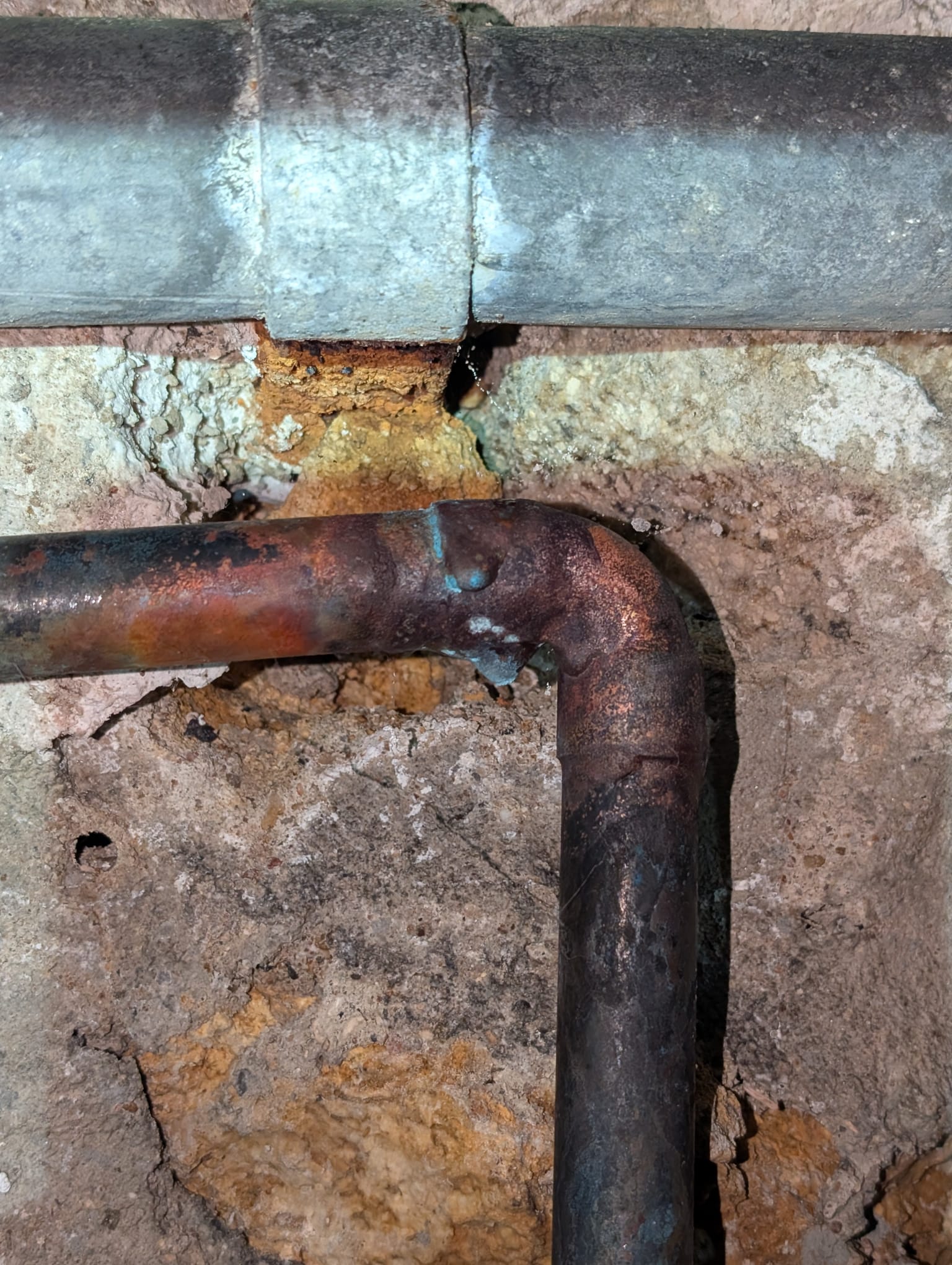 Coude et raccord sur une canalisation en cuivre
