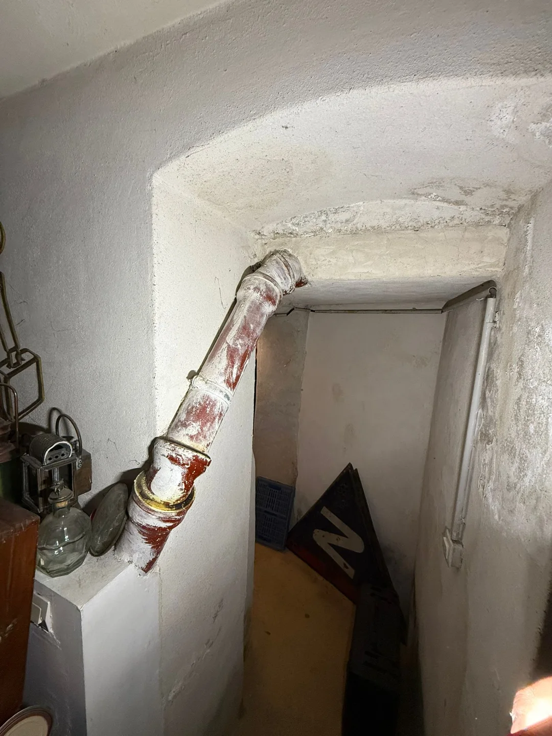Accès aux canalisations près d’un radiateur